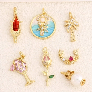 Verschiedene vergoldete Anhänger mit Kokosnussbaum, Blumen und Weinglas-Designs