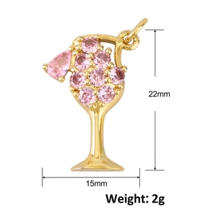 Makroansicht Weinglas Anhänger mit rosa Edelsteinen und 22mm Höhe, Gold beschichtet