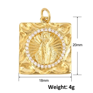 Pendentif carré plaqué or avec relief de la Vierge Marie et cadre en zircon