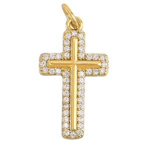 Vue macro détaillée du pendentif croix dorée orné de micro-pavage en pierres de zircone