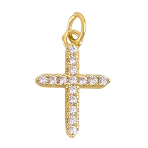 Vue macro d'un pendentif croix plaqué or avec micro-pavé de zircons blancs brillants