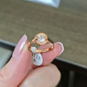 Vista de detalle del anillo de titanio oro rosa con números romanos y circón