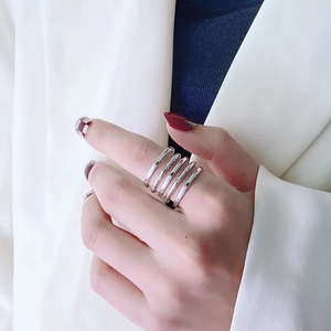 Ensemble de bagues argentées minimalistes avec zircons portées à l'index par un mannequin