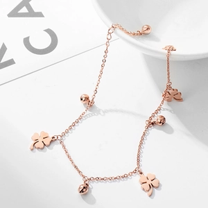 Elegantes Fußkettchen aus 18k Roségold-Titanstahl mit Kleeblatt-Anhängern und kleinen Glocken