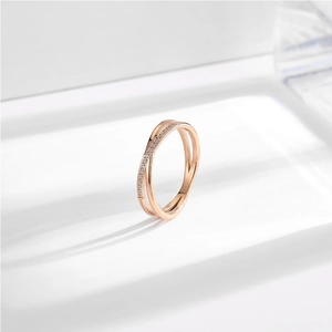 Elegante anello incrociato in acciaio al titanio oro rosa con micro-pavé di zirconi