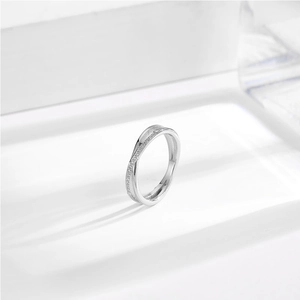 Elegante anello incrociato in acciaio argento con cristalli pavé su base in pietra bianca