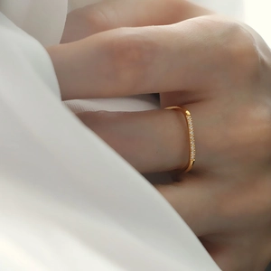 Bague carrée minimaliste plaquée or 18 carats avec cristaux micro-pavés pour femmes