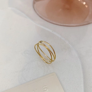 Elegante anillo multicapa de acero de titanio dorado para mujer con diseño minimalista