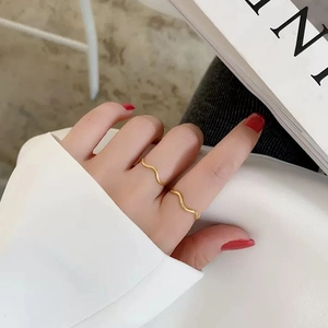 Ensemble de deux bagues ondulées en acier titane doré au design minimaliste pour femmes