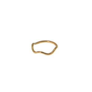 Bague dorée minimaliste élégante en forme de vague avec finition polie pour femme