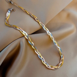 Elegante collana a tre toni intrecciata a serpente in finiture oro, argento e rosa