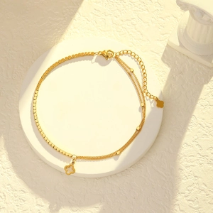 Elegantes vierblättriges Kleeblatt-Fußkettchen aus Titanstahl mit goldenen Perlen