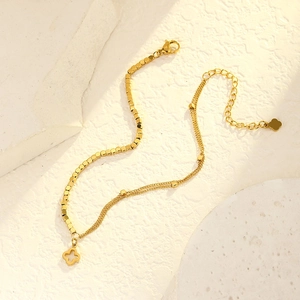 Goldfarbene Titanstahl-Fußkette mit Kleeblatt-Anhänger und asymmetrischer Perlenkette