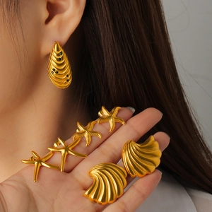 Boucles d'oreilles dorées exagérées en acier avec étoile de mer et coquillage de mer