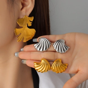 Boucles d'oreilles chic dorées étoile de mer et coquillage en acier pour les vacances