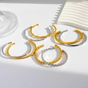 Stapelbare Armreifen aus Titanstahl mit Bambus- und Seiltextur in Gold und Silberfinish