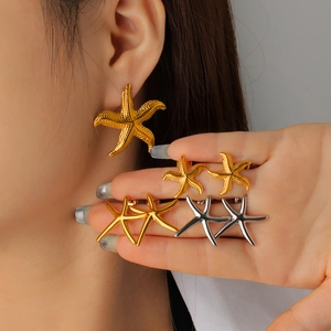Détails des boucles d'oreilles étoile de mer texturées et lisses en or et argent