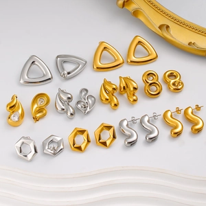 Set di orecchini geometrici minimalisti con borchie a triangolo ed esagono in oro e argento