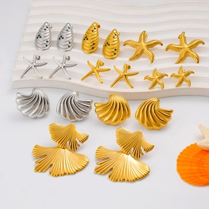 Boucles d'oreilles étoile de mer et coquillage en acier doré et argenté sur supports
