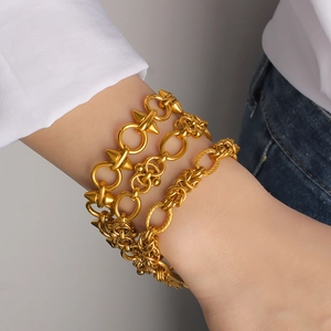 Bracelets à chaînes superposées en acier inoxydable plaqué or 18 carats avec pointes