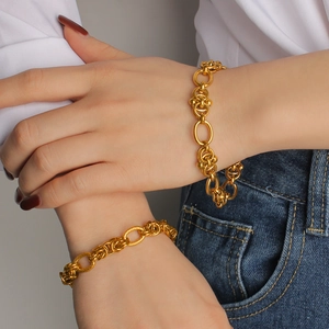 Détail du bracelet chaîne byzantine épaisse avec maillons ronds porté par un mannequin