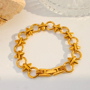 Détails de ce bracelet punk en acier inoxydable plaqué or 18 carats avec pointes polies