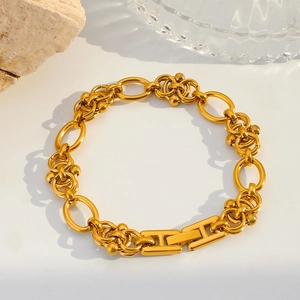 Détail d'un bracelet en acier inoxydable plaqué or 18K avec maillons en forme de H