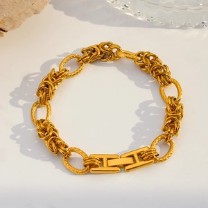 Vue détaillée du bracelet en acier inoxydable plaqué or 18 carats à maillons ovales