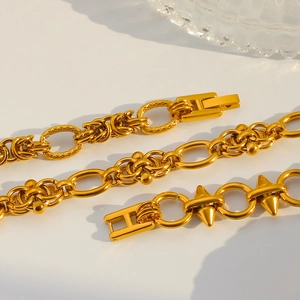 Détail macro du bracelet en acier inoxydable plaqué or 18K avec maillons byzantins et fermoir
