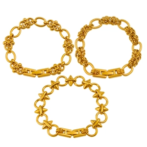 Trois bracelets en acier inoxydable plaqué or 18 carats avec fermoir en H sur fond blanc