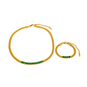 Parure de bijoux en maille serpent dorée ornée de pierres rectangulaires vertes