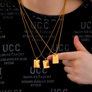 Collana a tre strati in acciaio inossidabile dorato con ciondoli quadrati e lettere