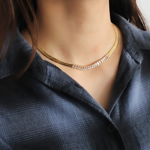 Collier chaîne serpent dorée de 5,5 mm avec pierres en zircon rectangulaires