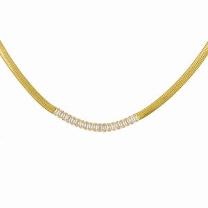 Vue détaillée du collier chaîne serpent dorée 5,5mm avec zircons baguette