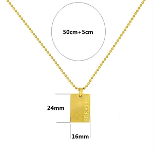 Dettaglio catena a sfere dorata 50cm con ciondolo rettangolare inciso BREATHE 24mm
