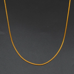 Dettaglio della catena a maglia veneziana in acciaio inossidabile dorato lucido unisex