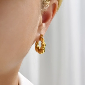 Élégantes boucles d'oreilles créoles torsadées dorées en forme de C pour femmes