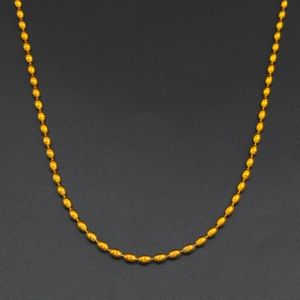 Collana a sfere dorate in acciaio inossidabile con maglie ovali su fondo nero