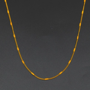 Collana a catena in acciaio inossidabile dorato con maglie rettangolari su fondo nero