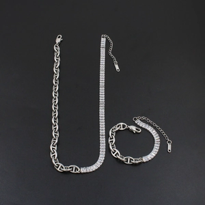 Set collana e bracciale minimalista in acciaio inossidabile con pietre dal taglio a baguette