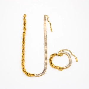 Set collana e bracciale in acciaio dorato con maglie a muso di maiale e zirconi cubici