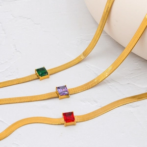 Colliers plats en maille serpent dorée avec pierres de zircon émeraude, rubis et améthyste