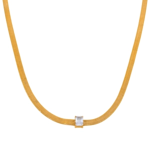 Collier chaîne serpent plate dorée avec un pendentif en zircon rectangulaire