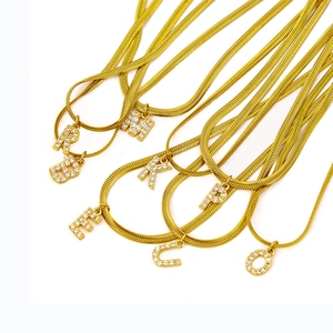 Collana a catena serpente dorata con pendenti a lettera iniziale in strass lucidi
