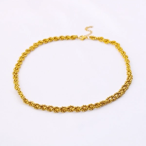 Elegante collar choker de cadena trenzada dorada con cierre de mosquetón