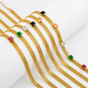 Détail de colliers en maille plaqués or 18 carats avec zircons colorés de coupe carrée