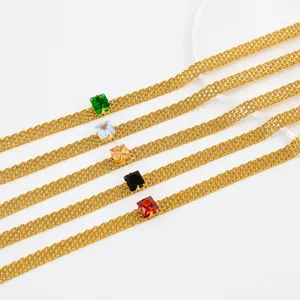 Détail du collier triple rang plaqué or 18K avec zircons carrés de diverses couleurs