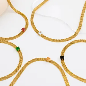 Détail de colliers en maille plaqués or 18K avec pendentifs en zircon carrés colorés