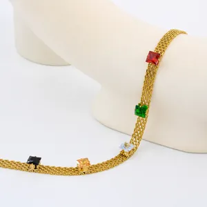 Détail du collier maille triple rang plaqué or 18K avec zircons carrés colorés
