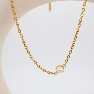 Nahaufnahme der goldenen Edelstahl-O-Kette mit Perlenanhänger und K18-Stempelanhänger